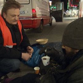 Horst Renner im Gespräch mit einem Obdachlosen bei seinem nächtlichen Einsatz mit dem &quot;Kältebus&quot; Krefeld, Winter 2012.