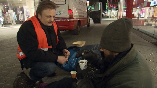 Horst Renner im Gespräch mit einem Obdachlosen bei seinem nächtlichen Einsatz mit dem &quot;Kältebus&quot; Krefeld, Winter 2012.