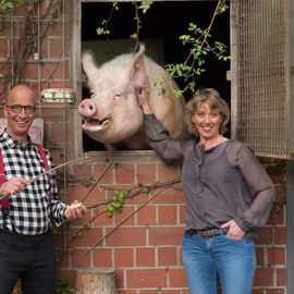 Bauer Rudi und Direktorin Susanne mit Eber Günter