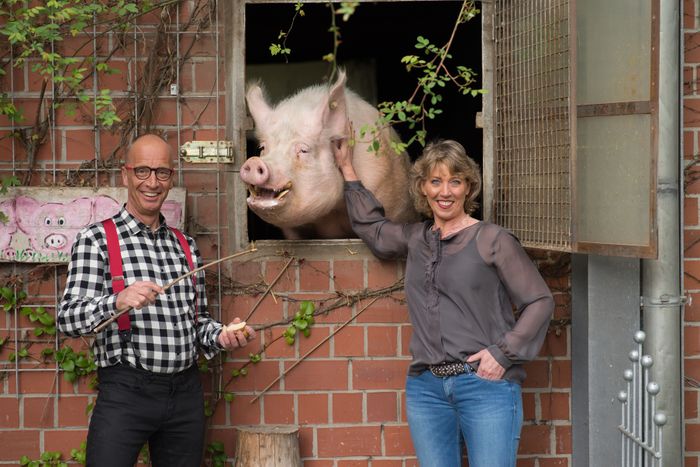 Bauer Rudi und Direktorin Susanne mit Eber Günter