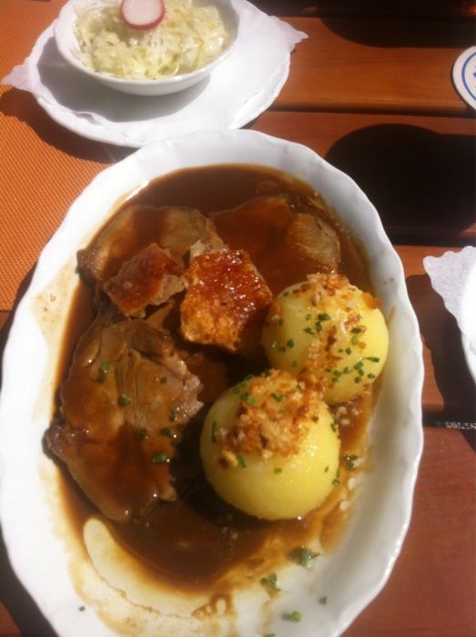 Schweinsbraten in Dunkelbiersoße mit Knödeln und Krautsalat