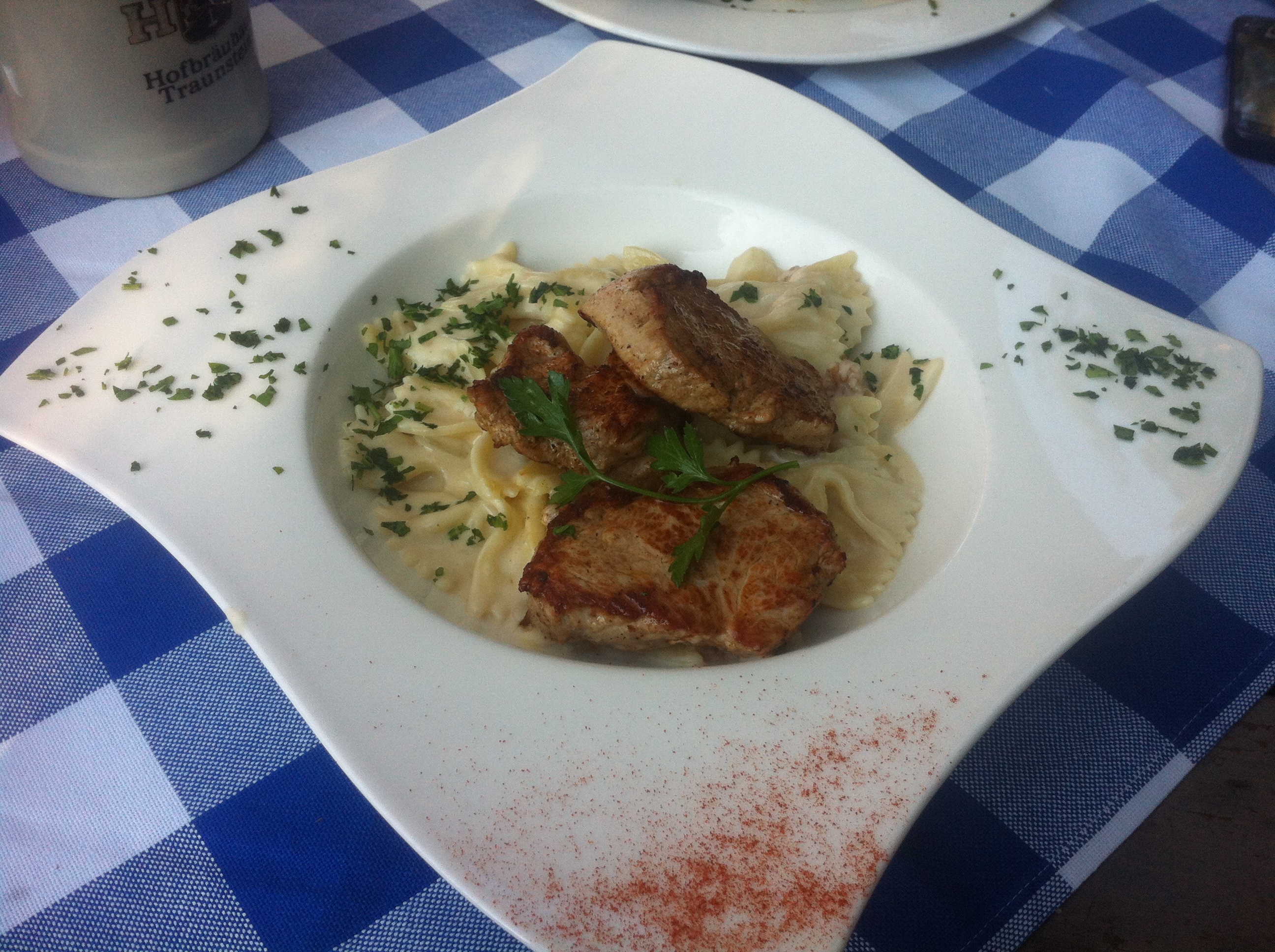 Schweinefilet vom Grill mit Farfalle