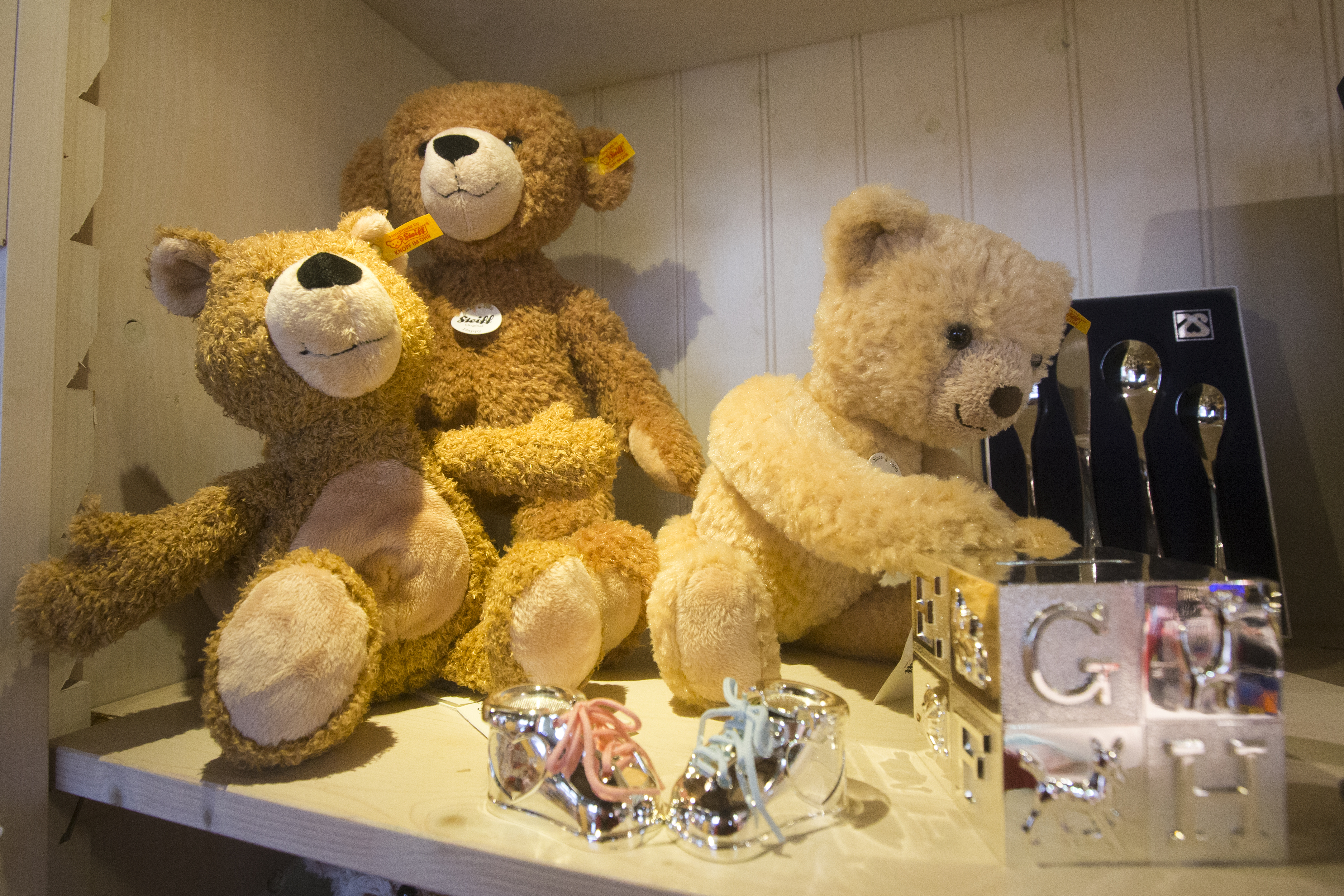 Steiff Teddybären und edle Taufgeschenke gibt es bei Frechdachs by Roskothen, der Spielwarentradition in Essen Kettwig!