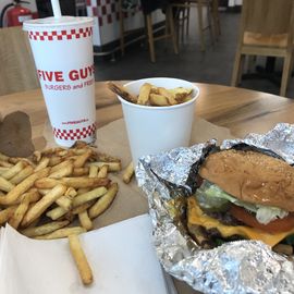 Habe nicht einmal ein Tablett bekommen. Alles einfach hingeklatscht. Pommes im Pappbecher Bürger in Alufolie. Kein Erlebnis!