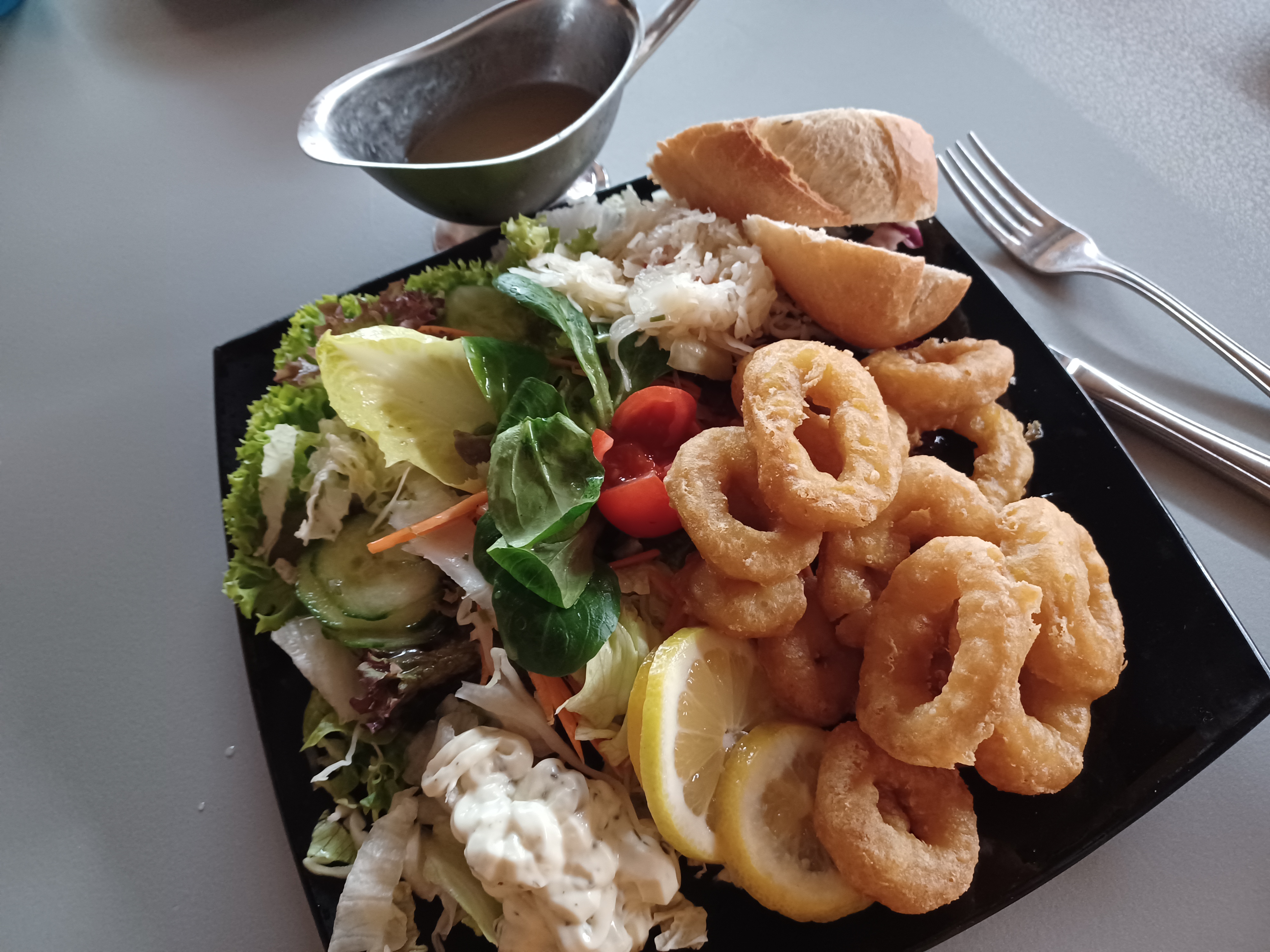Calamaris mit Salat
