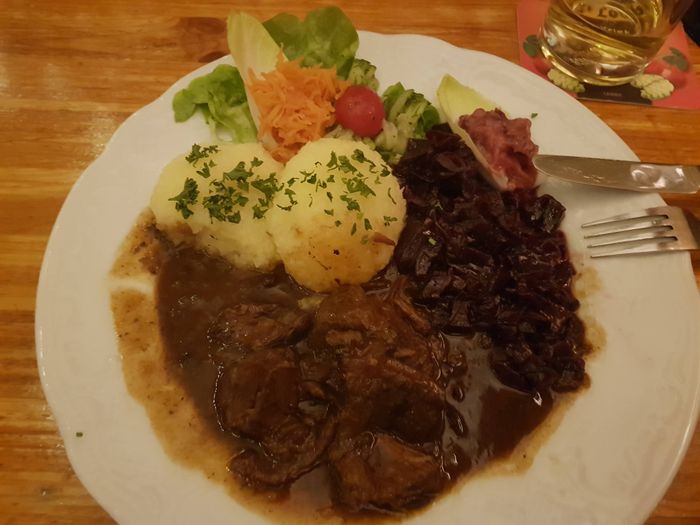 Wildgulasch mit Klöße & Rotkohl