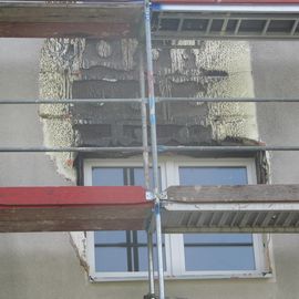 Brandschaden an einem Wärmedämmsystem mit Polystyrolplatten. Es fehlt der Brandriegel aus Mineralwolle über dem Fenster.