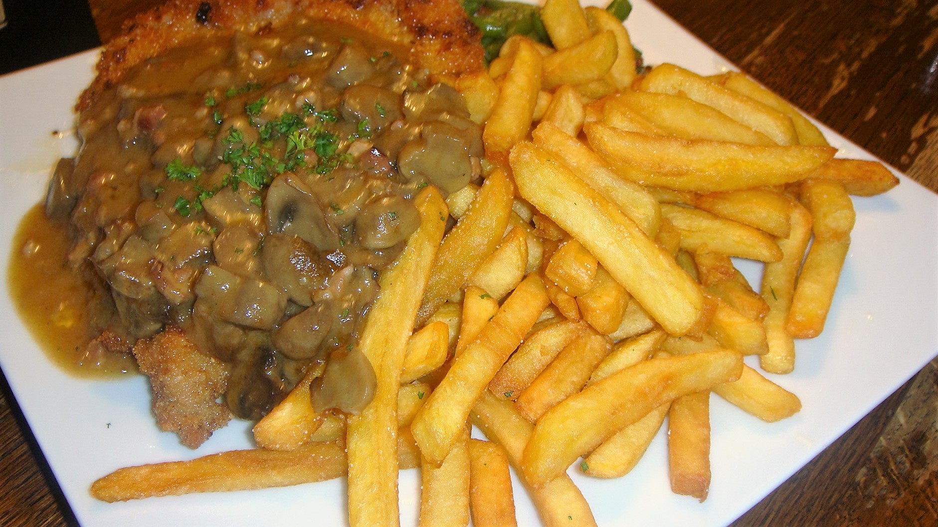 Schnitzel „Jäger Art“ mit Pommes (für je 13,49- € )