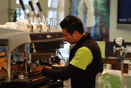 Zubereitung von Kaffeespezialitäten mit frisch geröstetem Schenke Kaffee