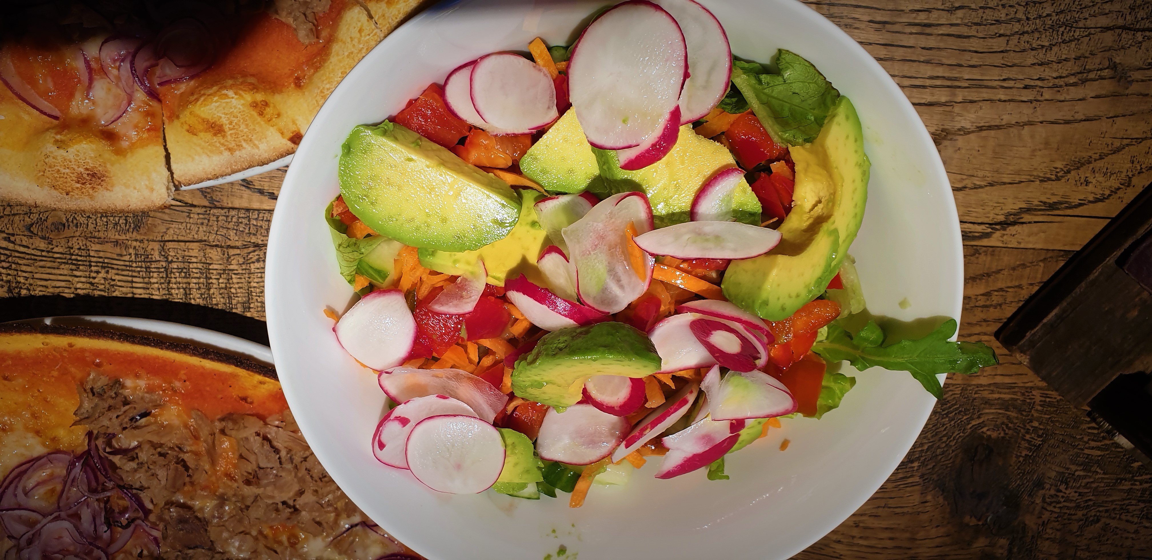 gemischter Salat mit Avocado