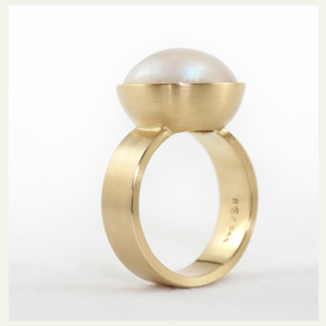 Ring aus 585/- Gelbgold mit einer 15mm großen Mabe Perle - in Dandarbeit gefertigt