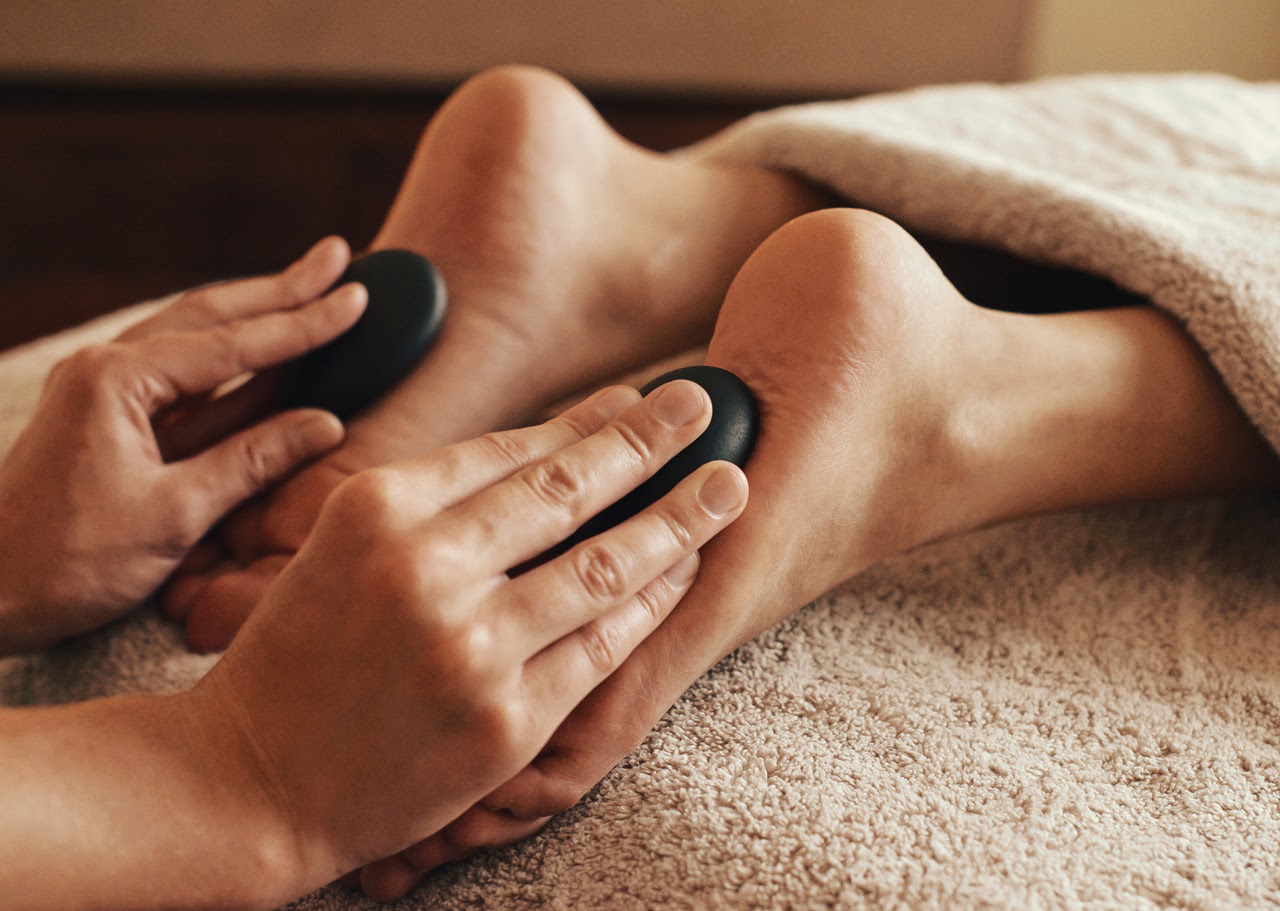 Fußmassage-Wellness mit Hot-Stone-Therapie