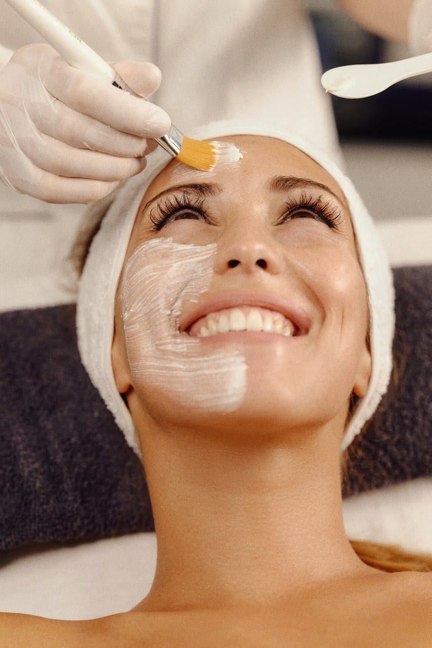 haut-und-schoenheitspflege-kosmetikarin-traegt-maske-auf-eine-laelchne-frau-sense-of-beauty-kosmetikstudio