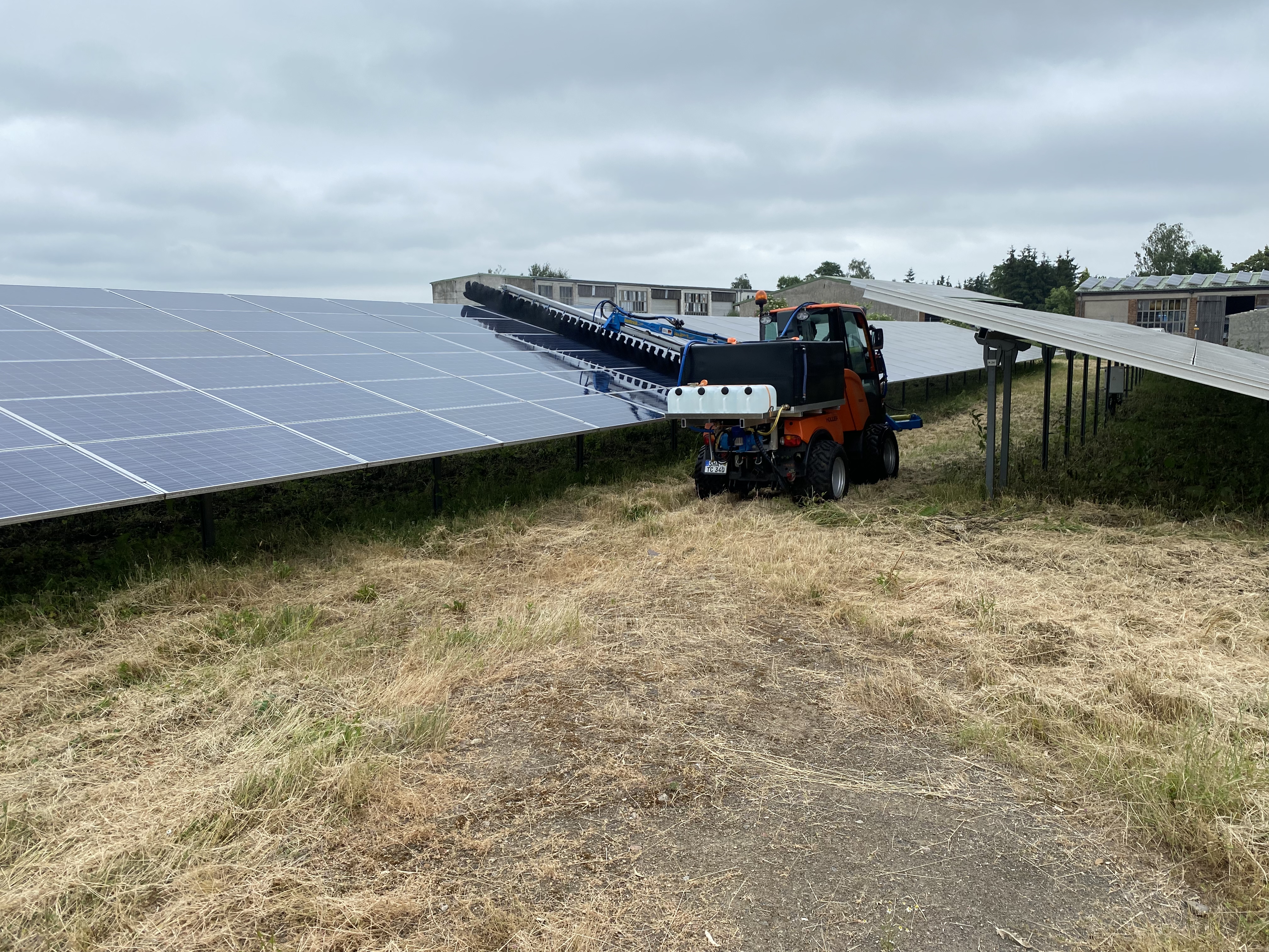 Solarpark Reinigung in Brandenburg, PV Freiflächenreinigung mit neuster Reinigungstechnik