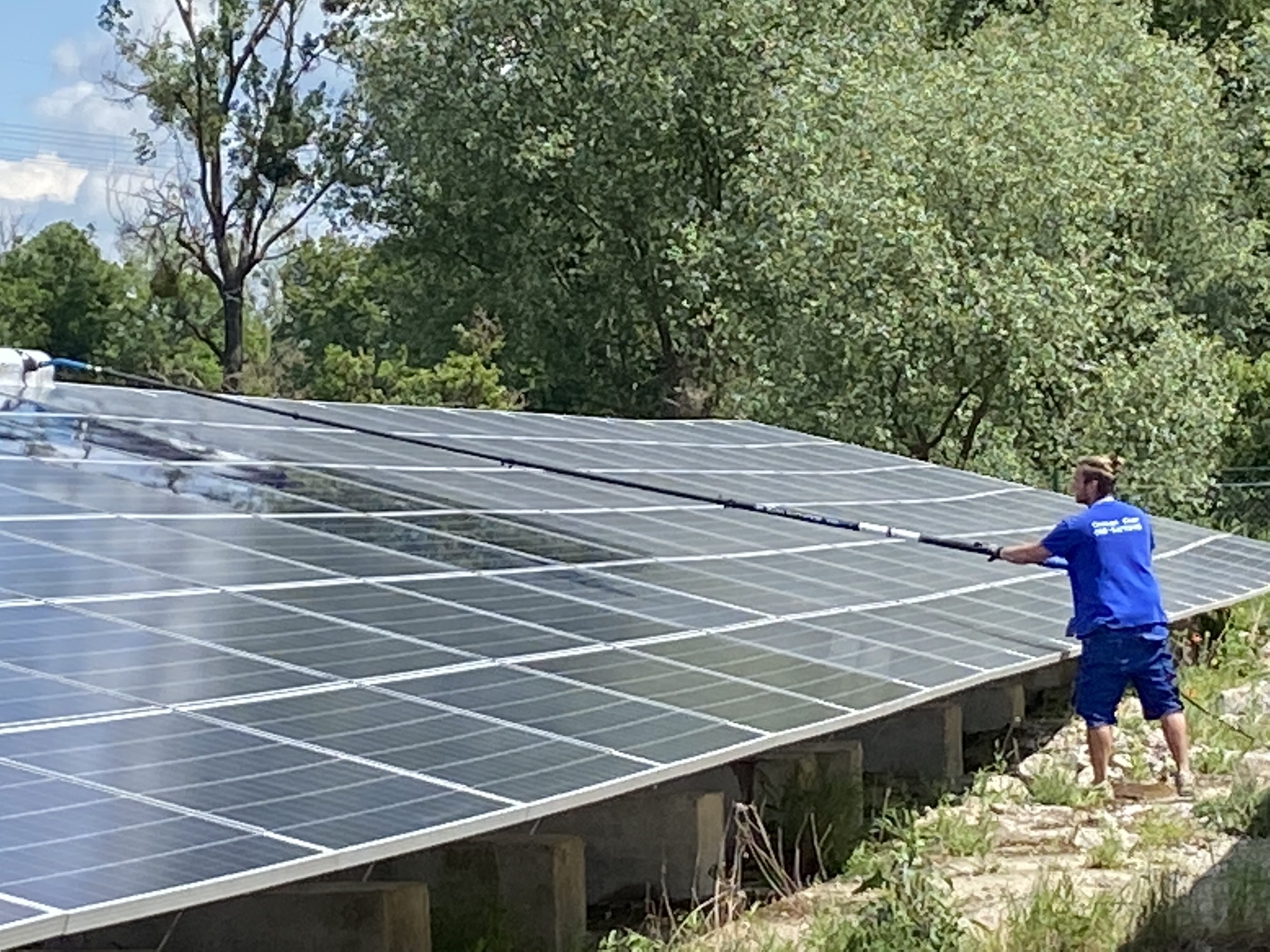 Solarpark Reinigung im brandenburgischen Wriezen per Hand mit der Sola-Tecs C