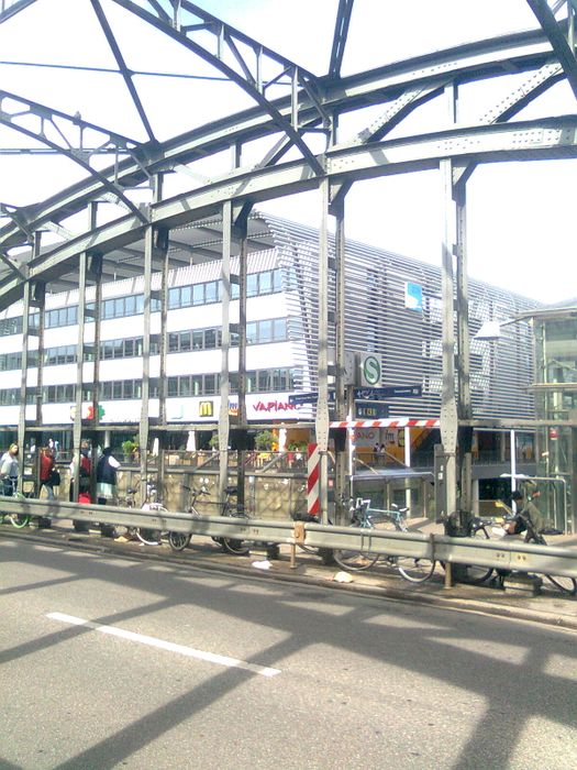 ZOB München (Zentraler Omnibusbahnhof, Bus-Bahnhof) - mit Einkaufszentrum (EKZ) und Gastronomie