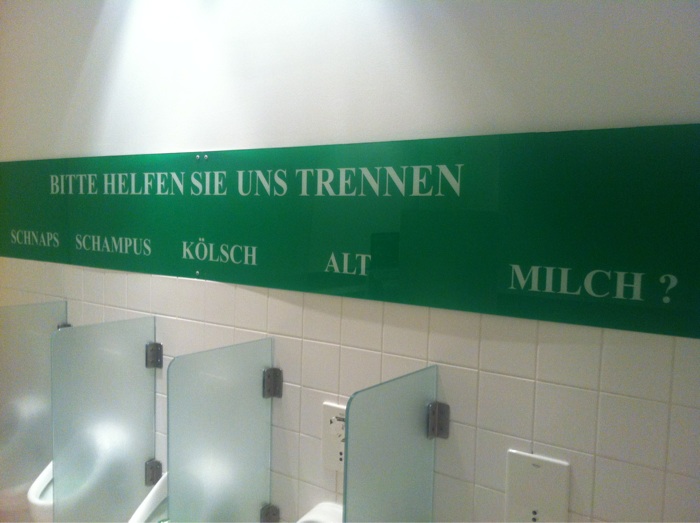 auf der Männertoilette, einmal trennen bitte ;)