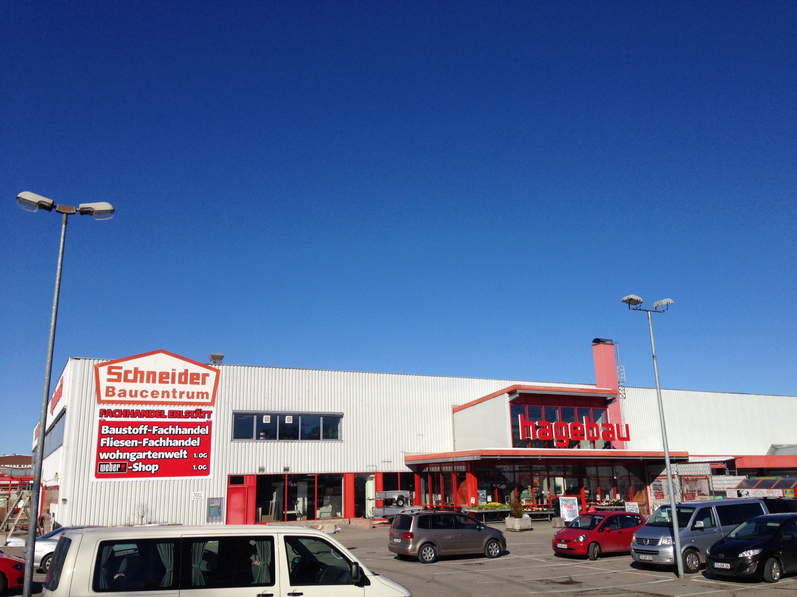 Parkplatz und Eingangsbereich des hagebaumarkt Schneider in Erlstätt