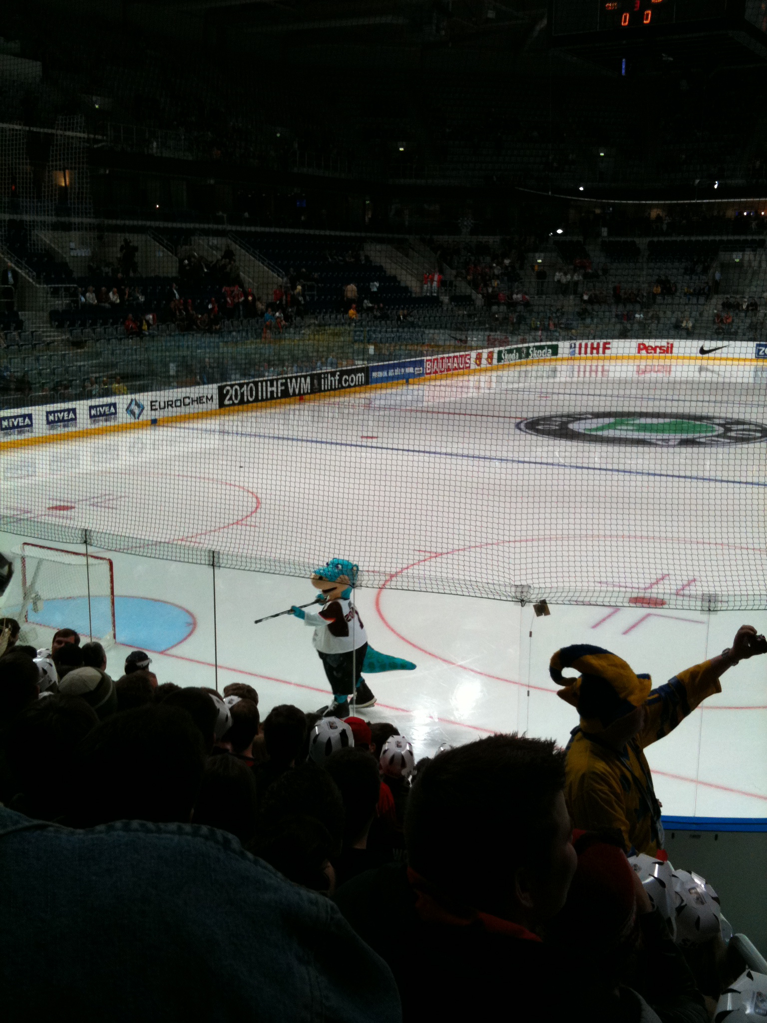 Eishockey-WM: Urmel heizt das Publikum an…
