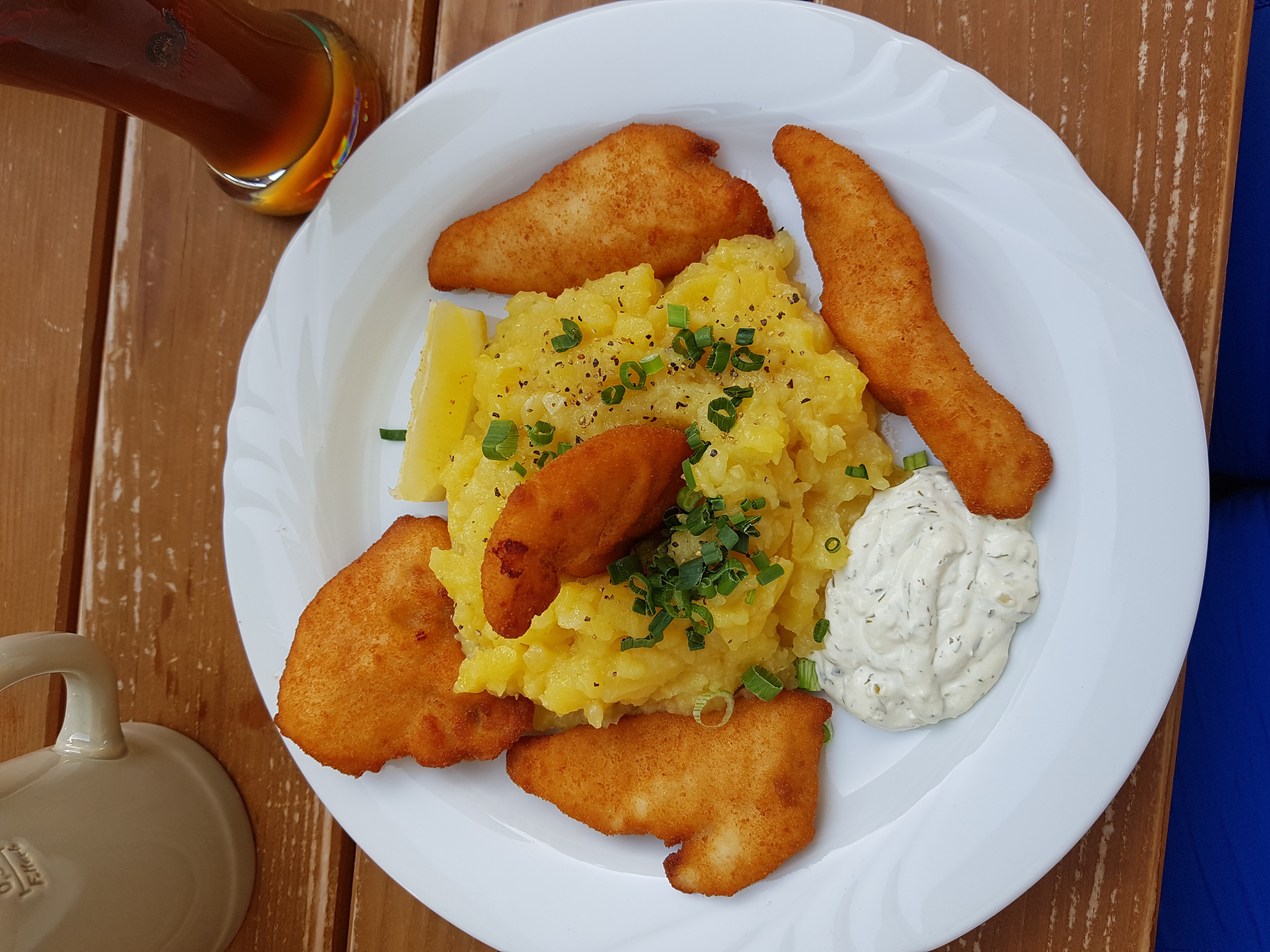 Hähnchen Nuggets mit hervorragendem Kartoffelsalat