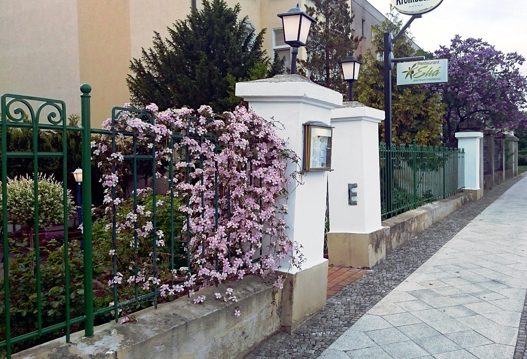 Eingang zum Biergarten Restaurant Eliá Forst