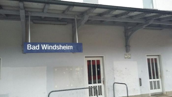 Bahnhofsgebäude. 