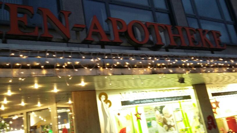 Marien-Apotheke weihnachtlich geschmückt.