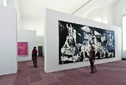 Ausstellungsraum der Orangerie mit dem Gemälde von Tatjana Doll nach Picassos Guernica.