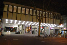 Das Kino im Passagehof - Nachtansicht mit Vorplatz