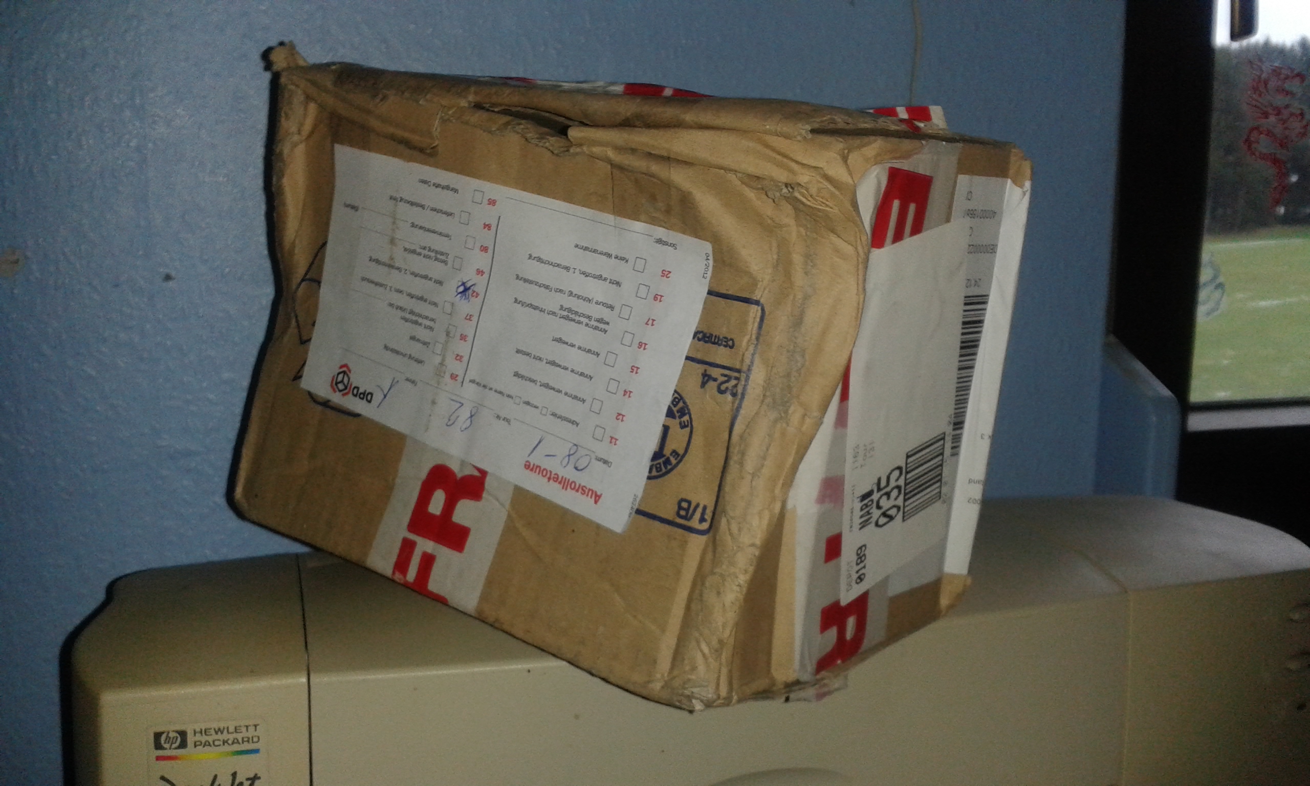 Typischer Zustand eines Päckchens, das 16 Tage (!) nach Warenausgang beim Lieferanten durch DPD zugestellt wurde. Ansicht schräg von rechts