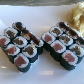 Sushi-Rollen Thunfisch, eingelegter Kürbis und geräuchterter Aal und eingelegter Ingwer. Auf meinen Wunsch hin ohne Wasabi.