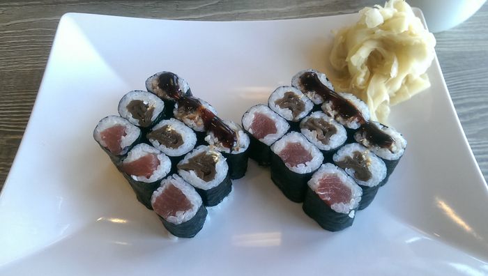 Sushi-Rollen Thunfisch, eingelegter Kürbis und geräuchterter Aal und eingelegter Ingwer. Auf meinen Wunsch hin ohne Wasabi.