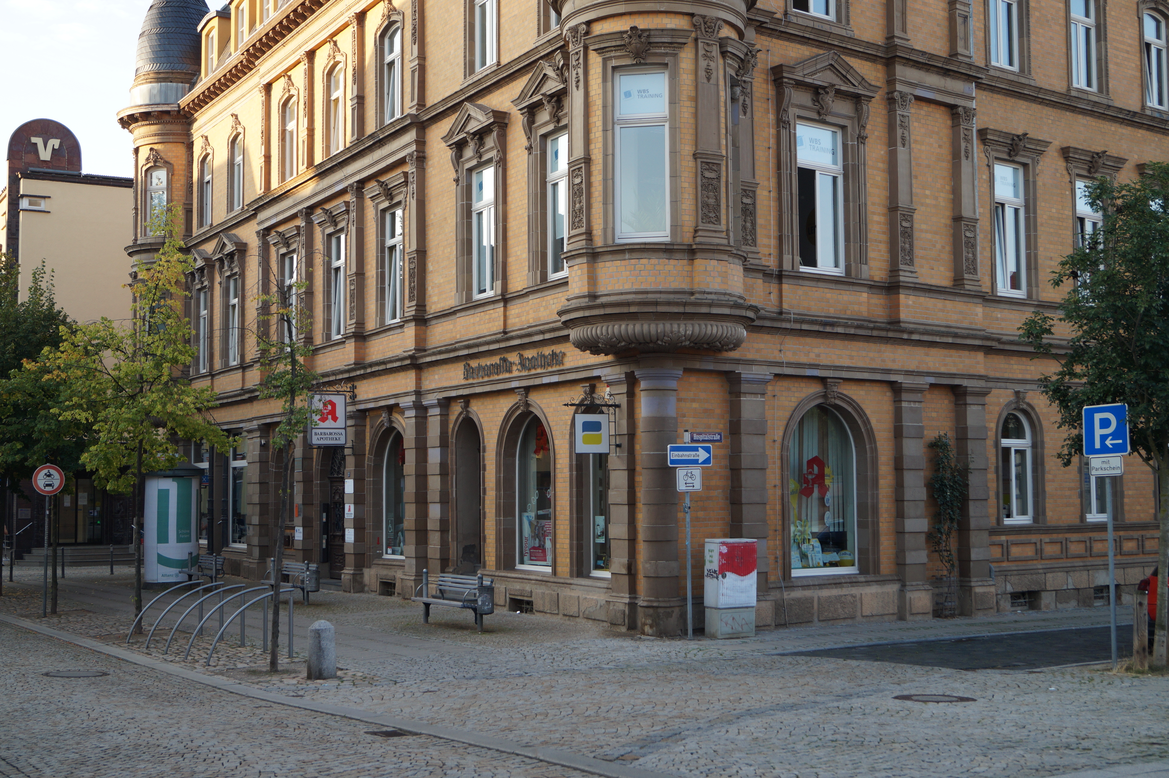 Außenansicht historischer Ochsen-Palast mit aktuell ältester Apotheke in Sangerhausen/ Göpenstraße
