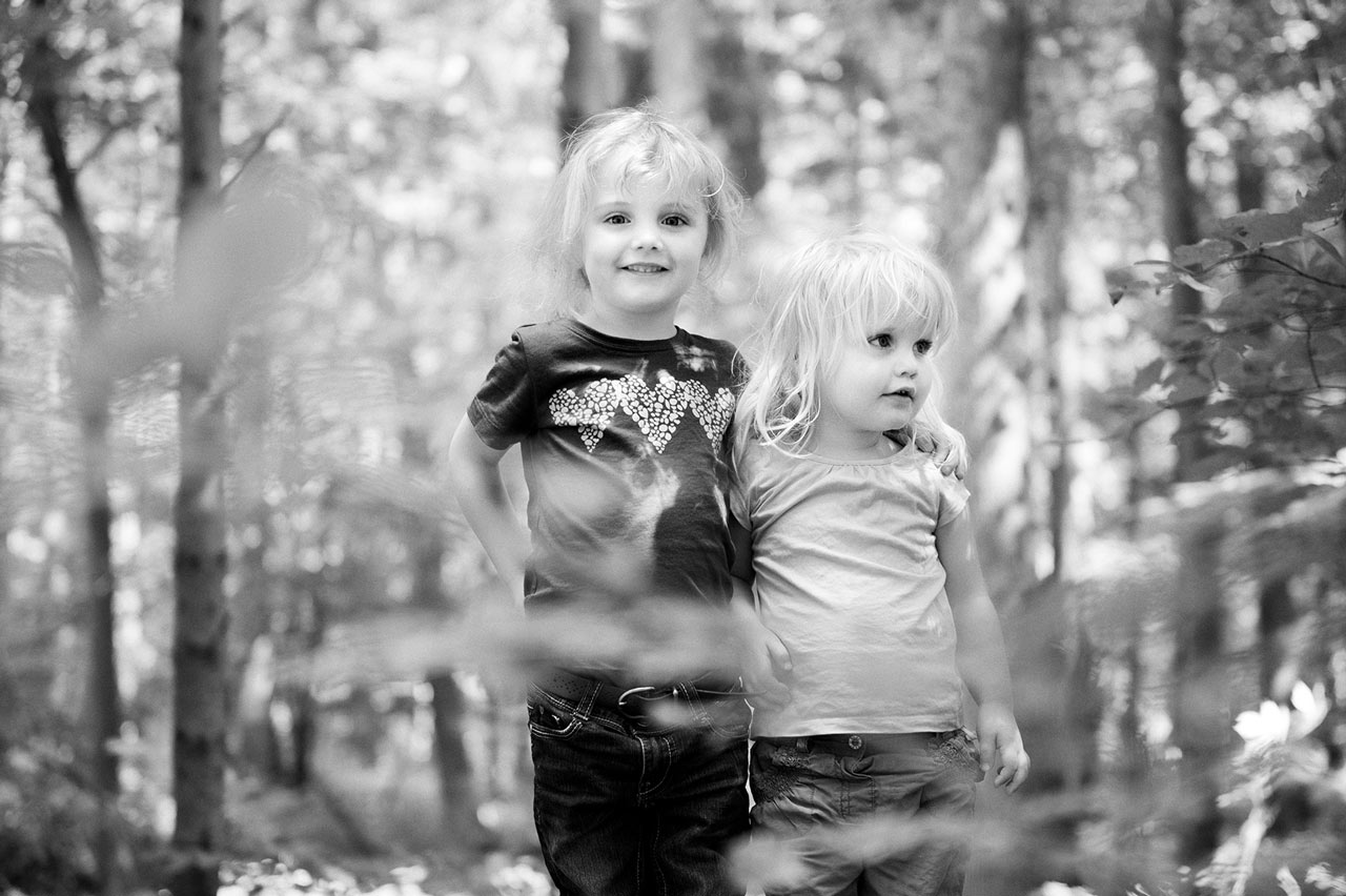 Kinderfoto im Wald schwarz weiss