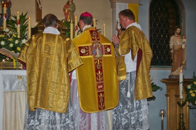 Heilige Messe mit Bischof Tissier de Mallerais