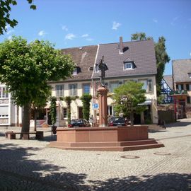 Der Weinbrunnen am Rathaus 
von R&uuml;desheim