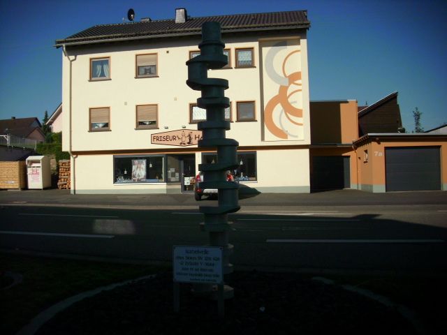 Kurbelwelle-Denkmal an der Straße