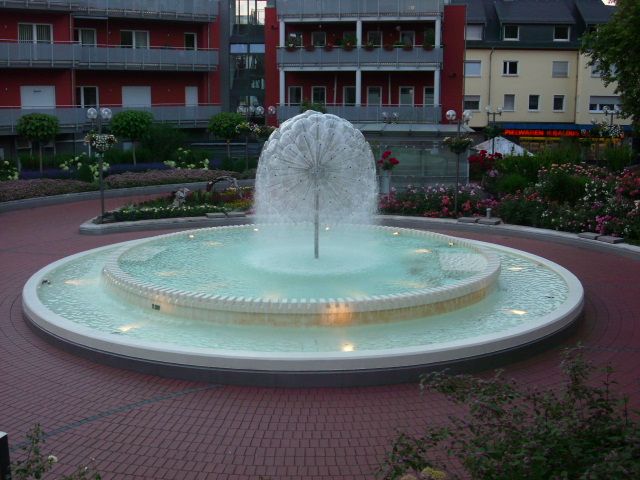 Brunnen am Serenadenhof Pusteblume