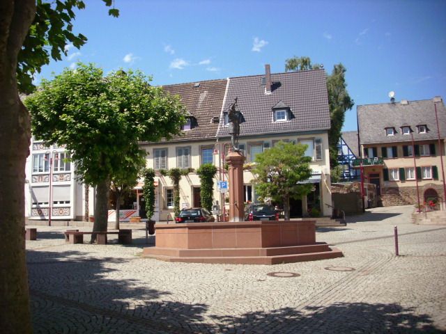Weinbrunnen am Rathaus Rüdesheim am Rhein