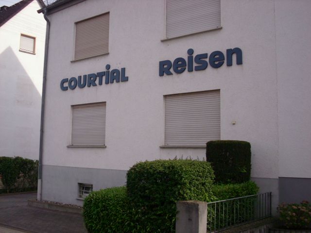 Courtial-Reisen, Elz