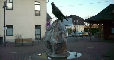 Raben-Brunnen am Dorfplatz in Dehrn Stadt Runkel