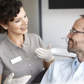 Mitarbeiterin der Zahnarztpraxis WHITEBLICK Dr. Feise + Kollegen, Stuttgart, mit Patienten