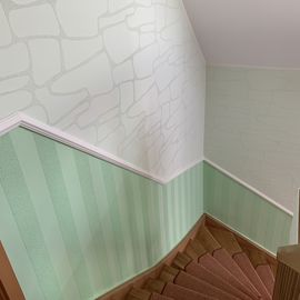 Treppenhausgestaltung mit Designtapeten Profilleisten u. Farbliche Harmonie.