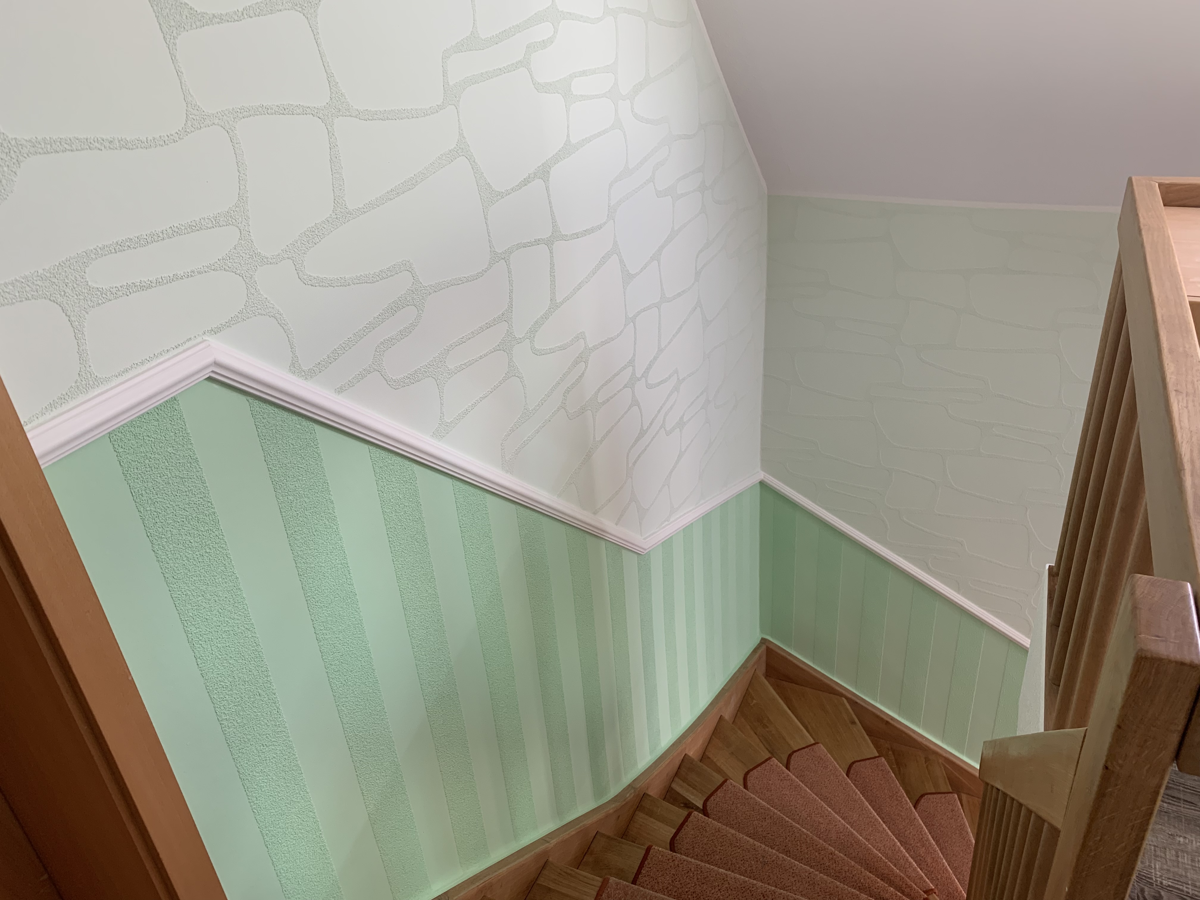 Treppenhausgestaltung mit Designtapeten Profilleisten u. Farbliche Harmonie.