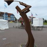 Skulptur "Mann im Sturm" in Schönberg in Holstein
