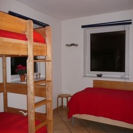 Schlafzimmer mit Einzel- und Etagenbett