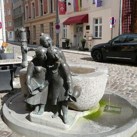 Dreimädchenbrunnen (Die geschwätzigen Weiber - Mägdebrunnen) in Stralsund