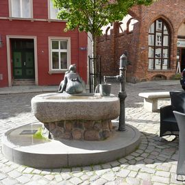 Dreimädchenbrunnen (Die geschwätzigen Weiber - Mägdebrunnen) in Stralsund