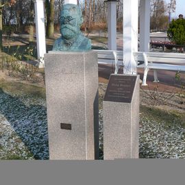 Fritz Reuter weilte früher oft in Boltenhagen, daher dieser Gedenkstein im Kurpark