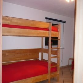 Schlafzimmer mit Einzel- und Etagenbett